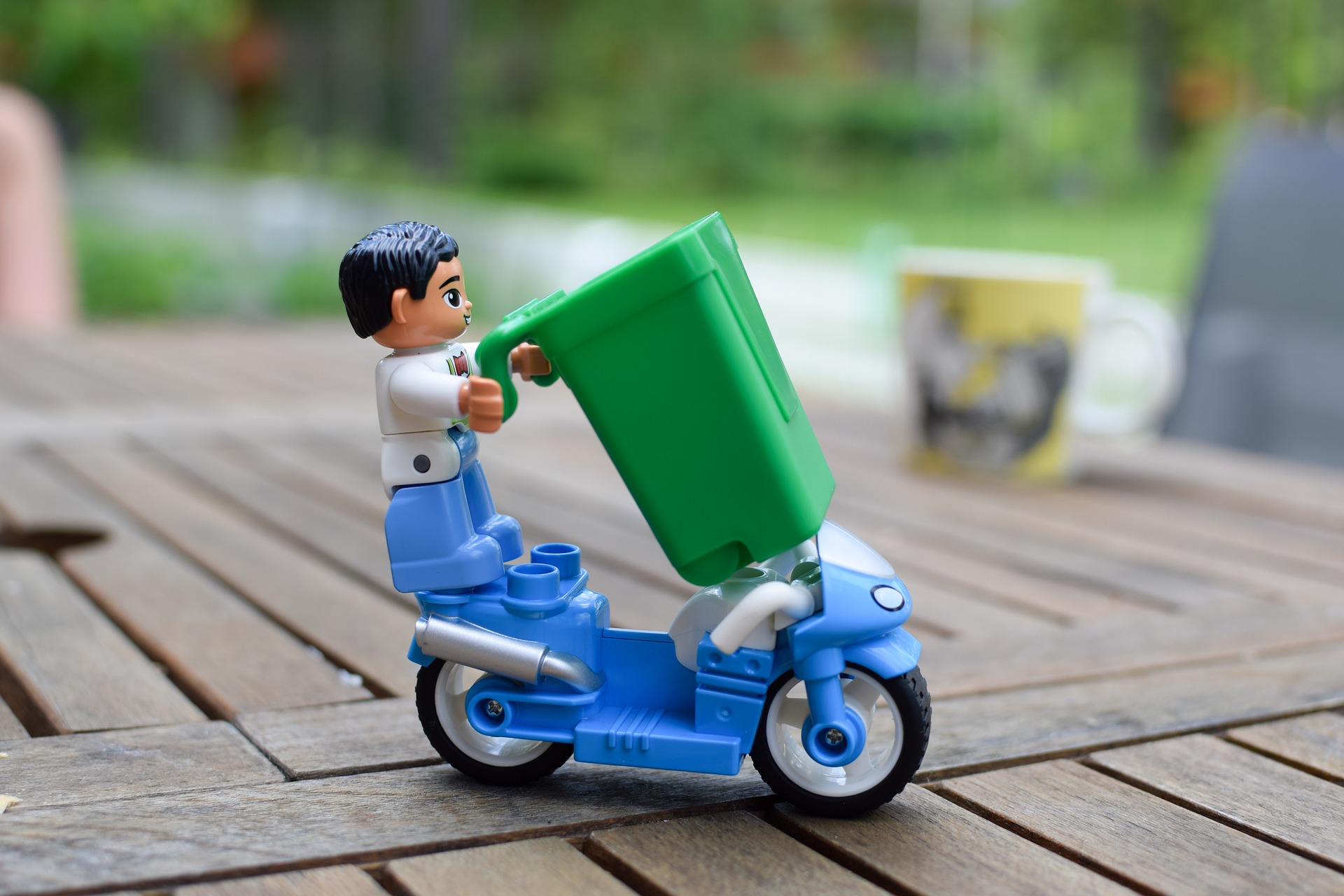 Toy bike with recycling bin